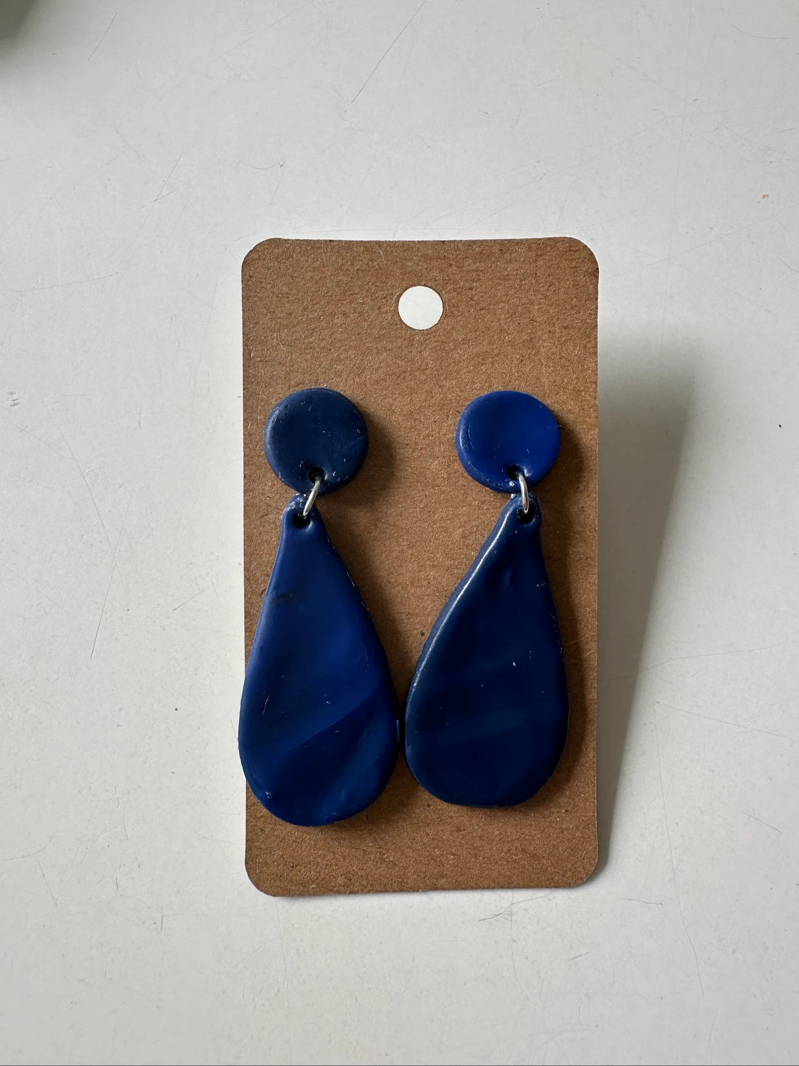 Pendientes de arcilla en color azul y forma de gota 